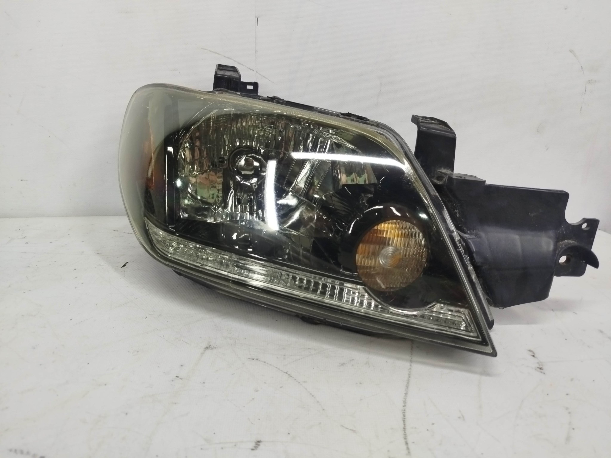 ФАРА MITSUBISHI ПРАВАЯ MR991928  DY384Z
