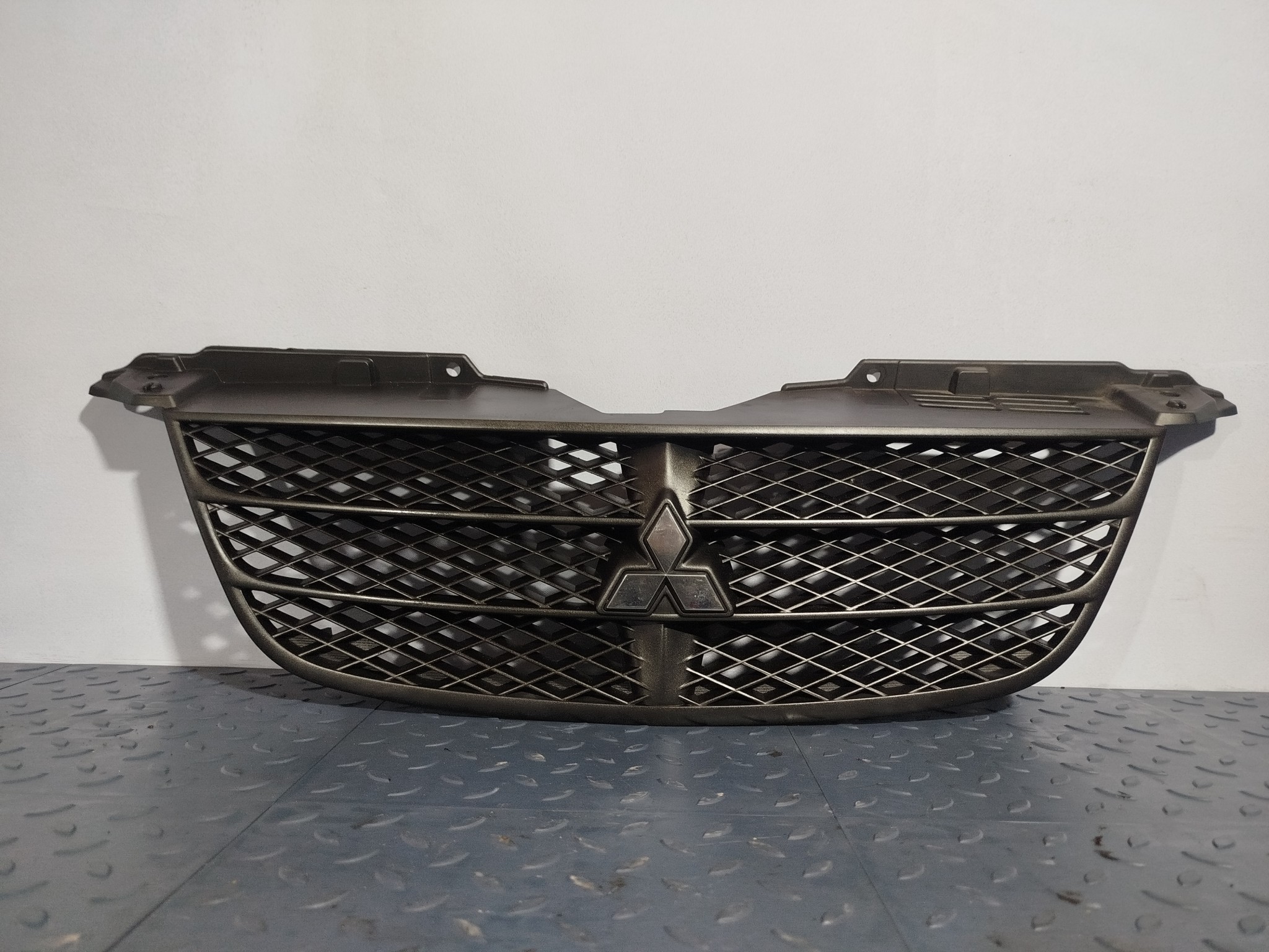 РЕШЕТКА РАДИАТОРА MITSUBISHI YE011Z