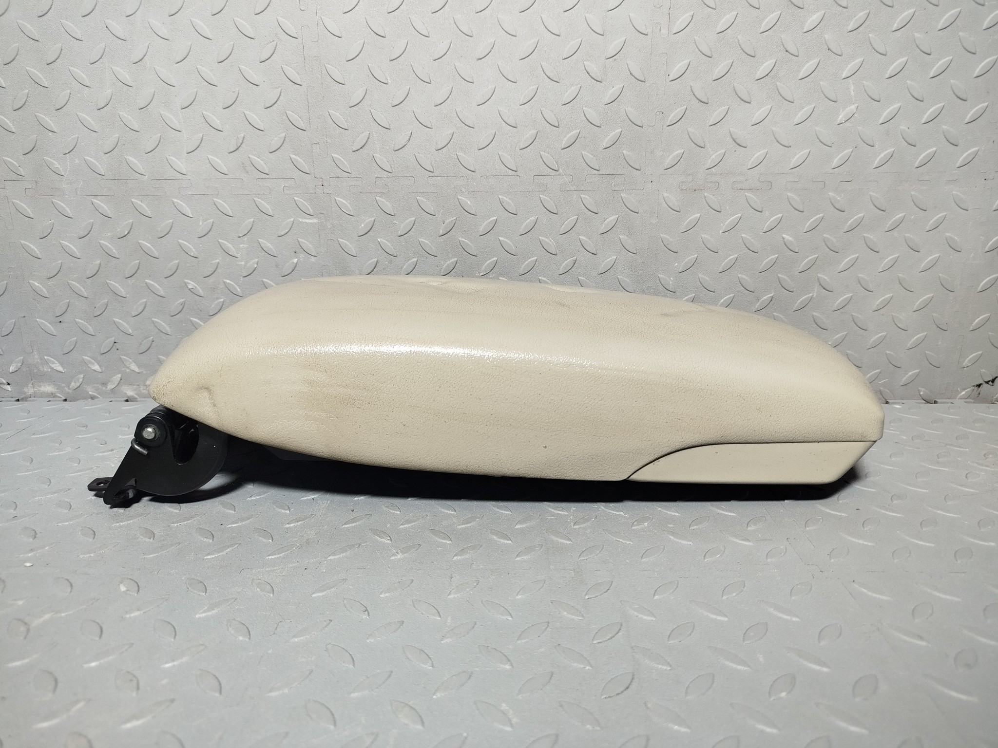 ПОДЛОКОТНИК TOYOTA DAIHATSU 5890533390E0 бежевый, 1G3 S4221