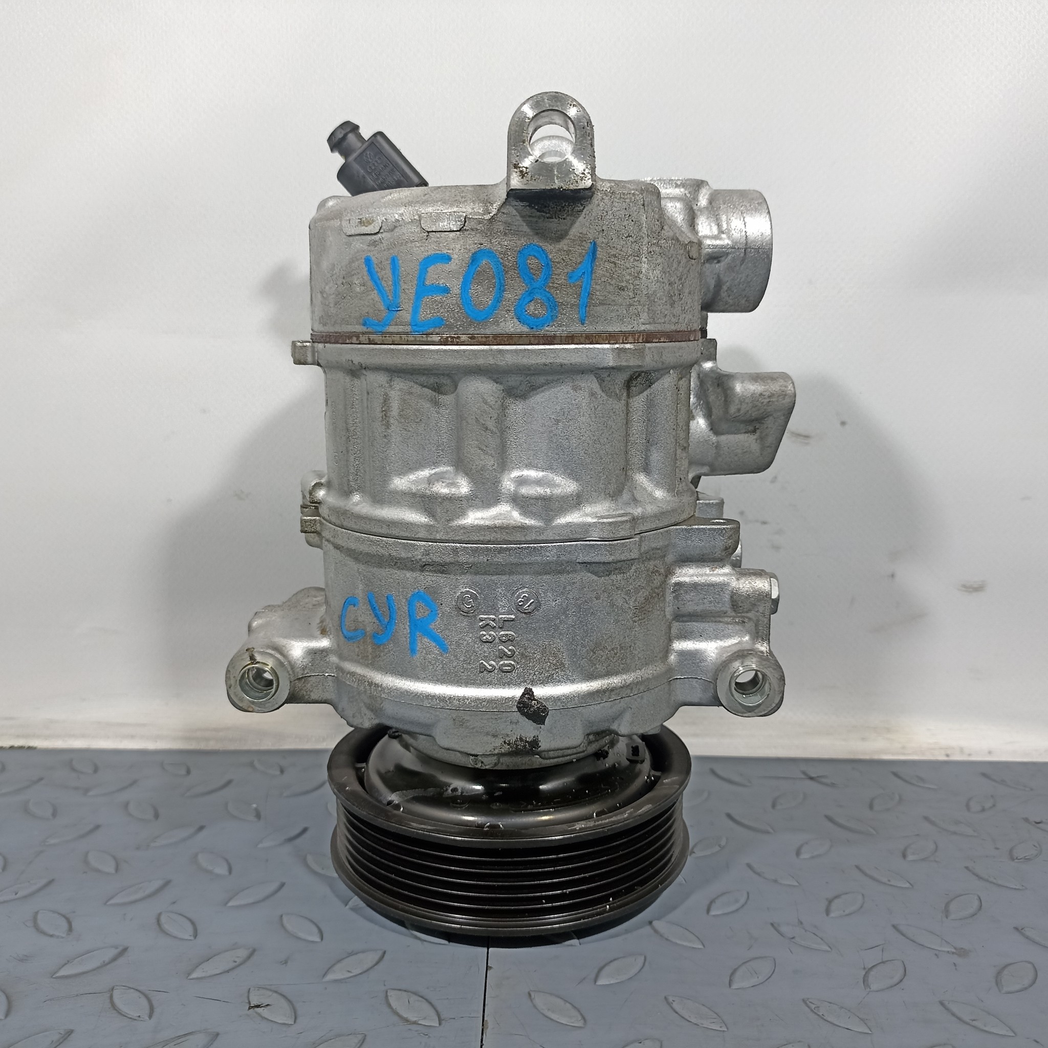 КОМПРЕССОР КОНДИЦИОНЕРА AUDI PORSCHE 4M0816803 YE081