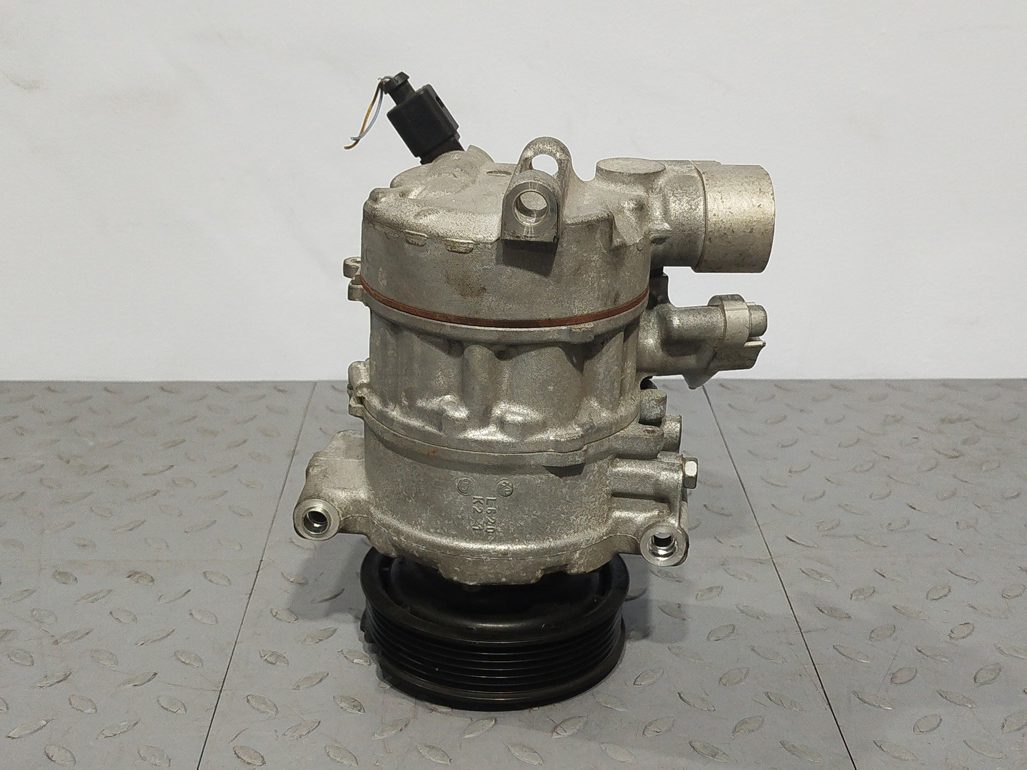 КОМПРЕССОР КОНДИЦИОНЕРА AUDI PORSCHE 4M0816803 D2411