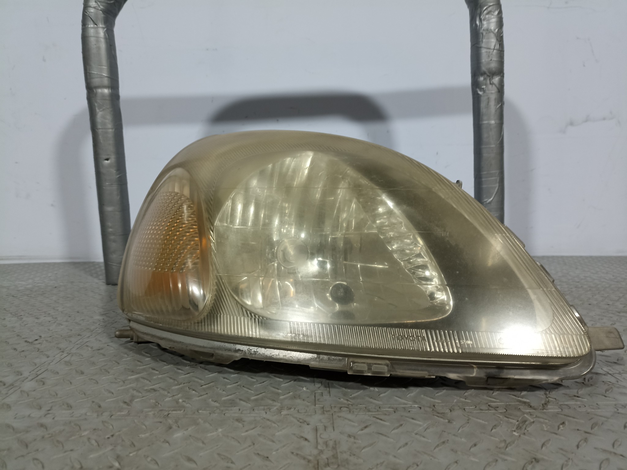 ФАРА TOYOTA ПРАВАЯ 8111052010  QE225Z
