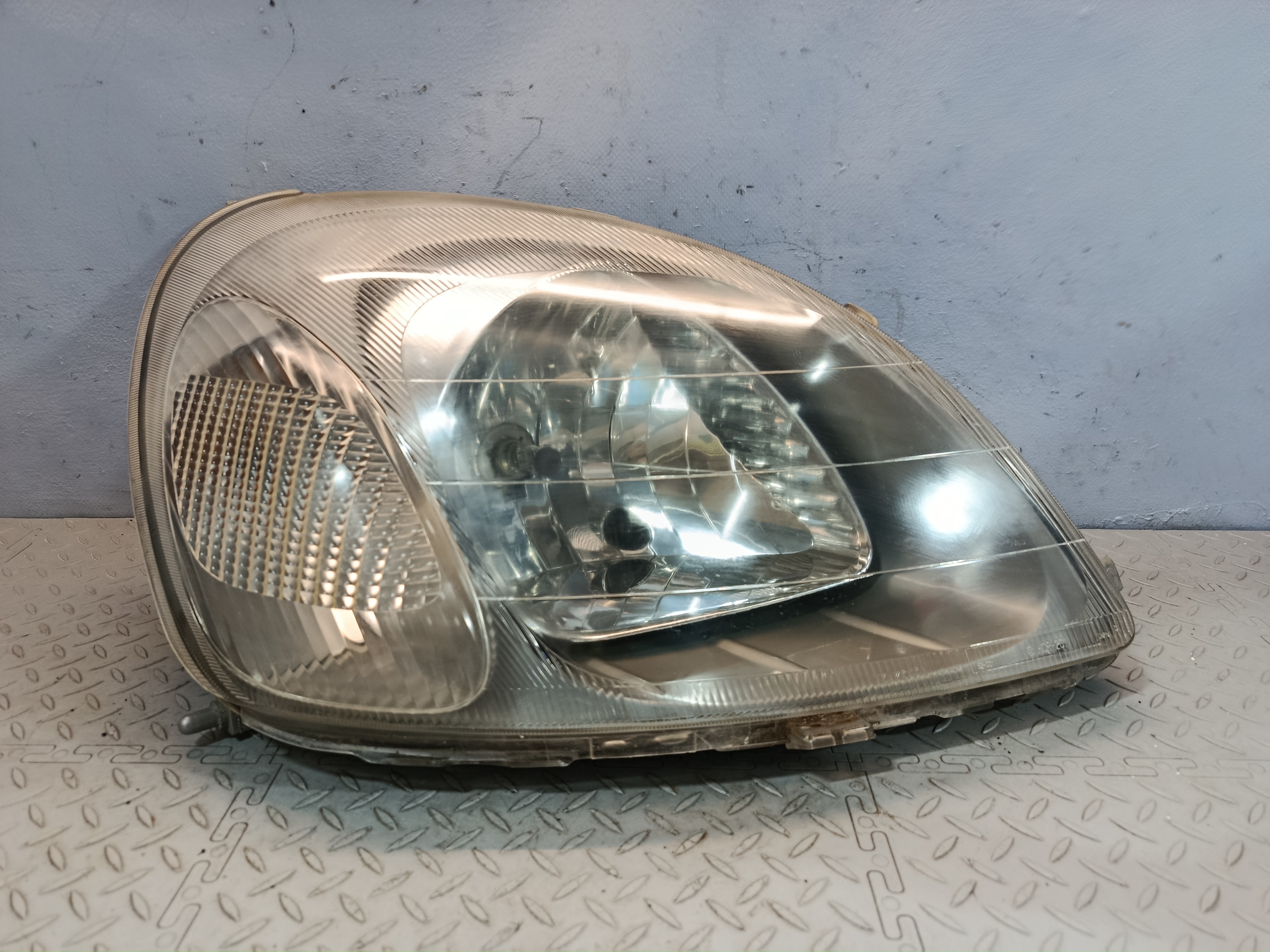 ФАРА TOYOTA ПРАВАЯ 8111052010  S3951Z