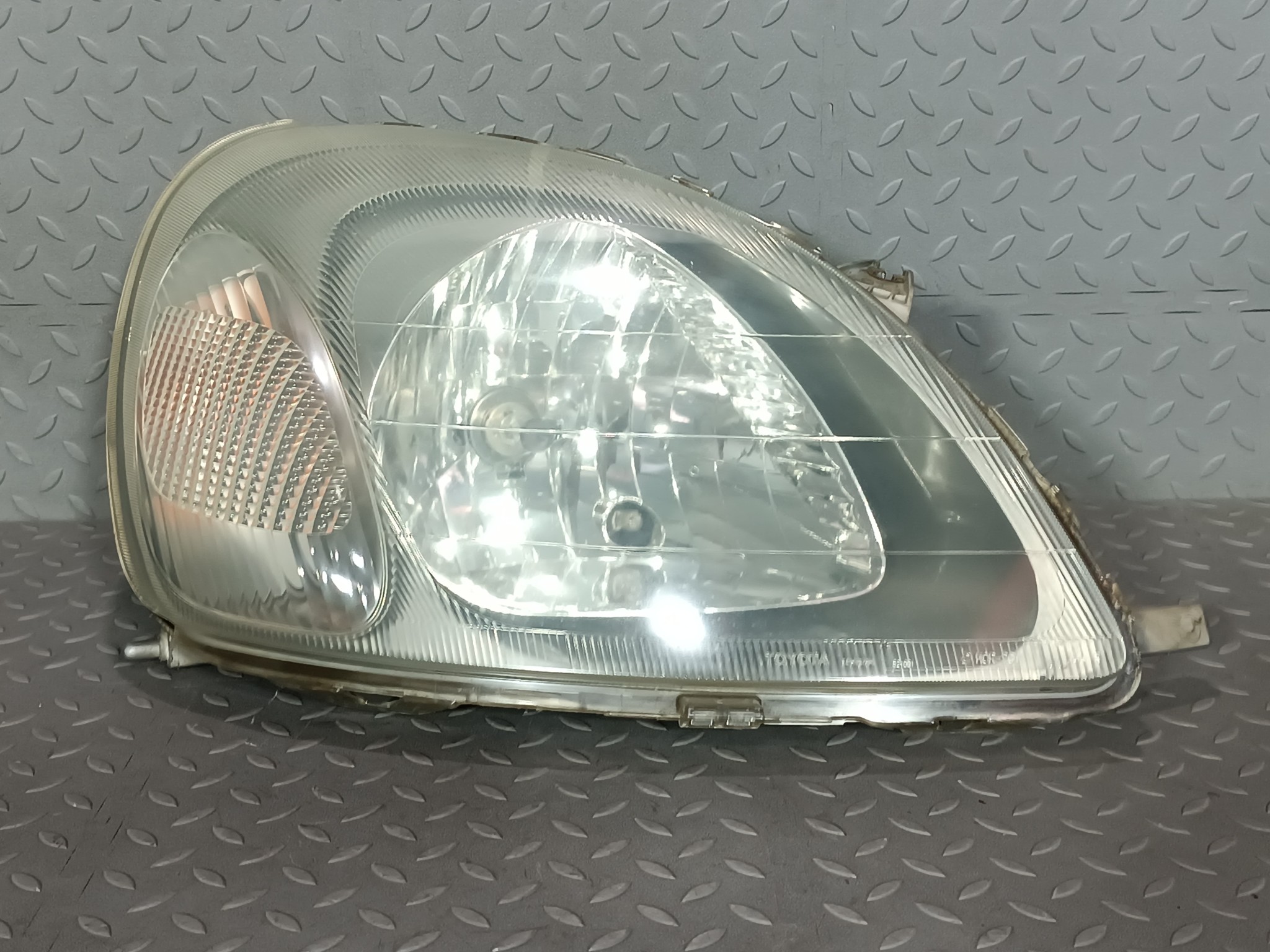 ФАРА TOYOTA ПРАВАЯ 8111052010  XA7299Z