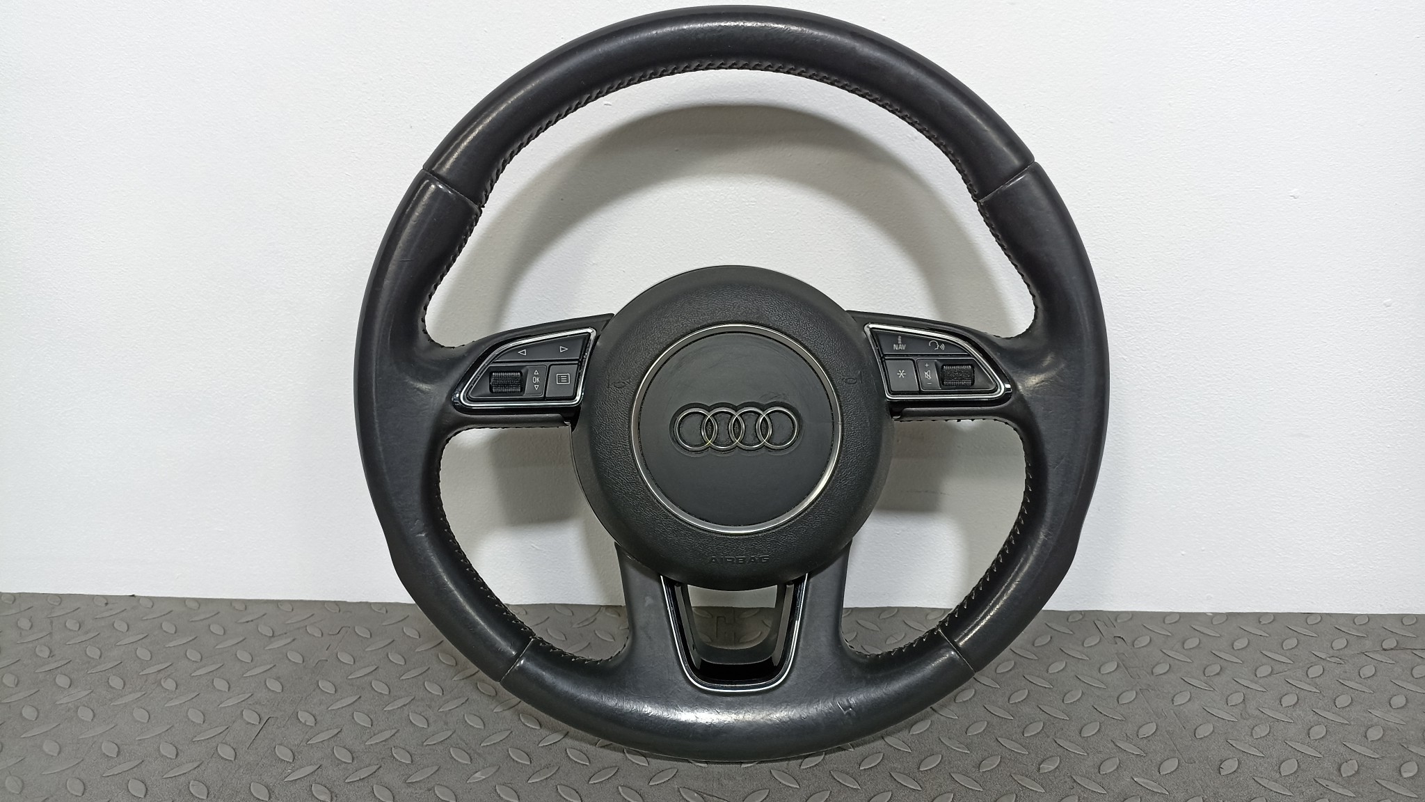 РУЛЬ AUDI 8V0880201AC черный, LX5R YE074