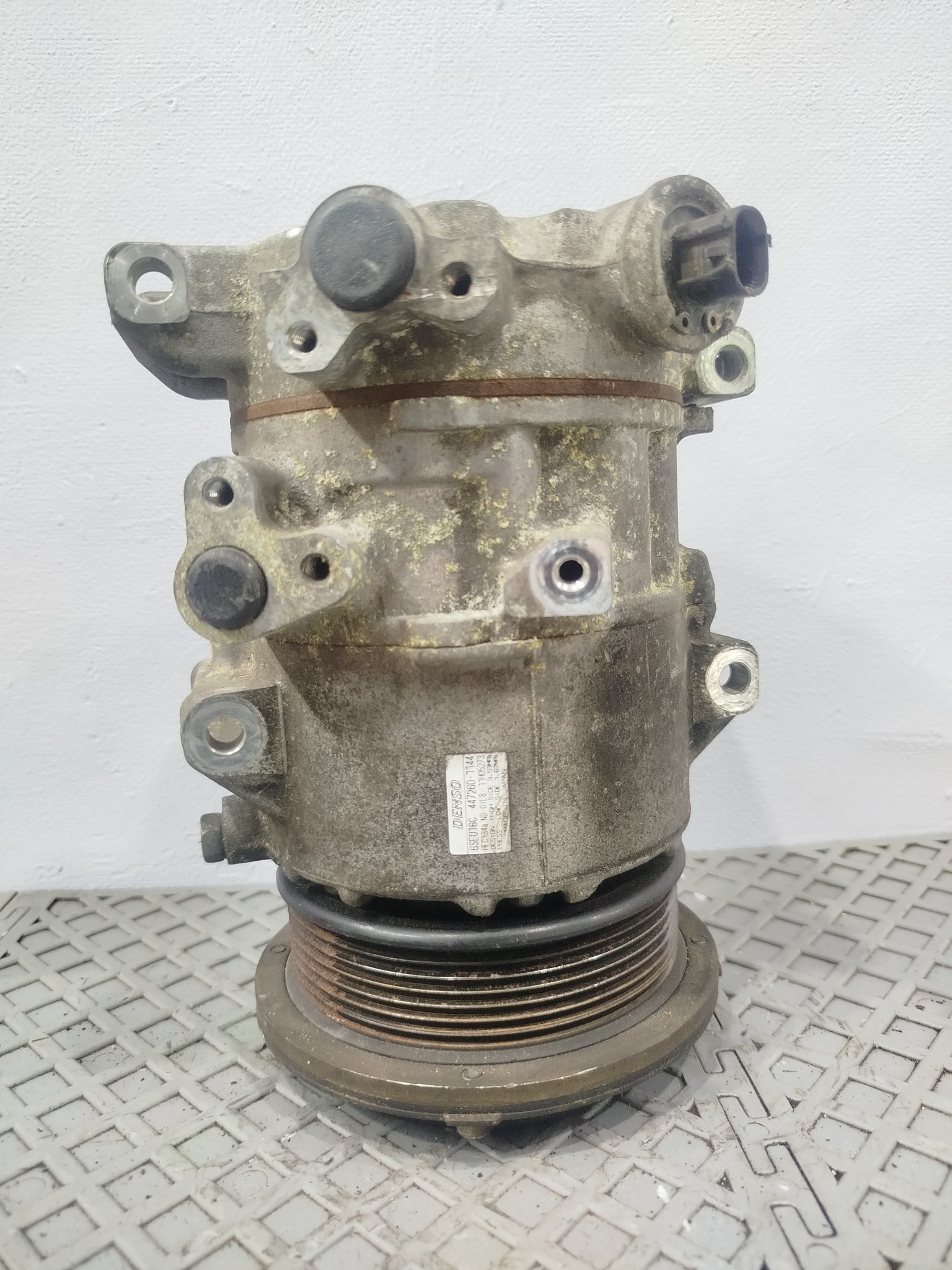 КОМПРЕССОР КОНДИЦИОНЕРА TOYOTA DAIHATSU 8831006240 F2015Z