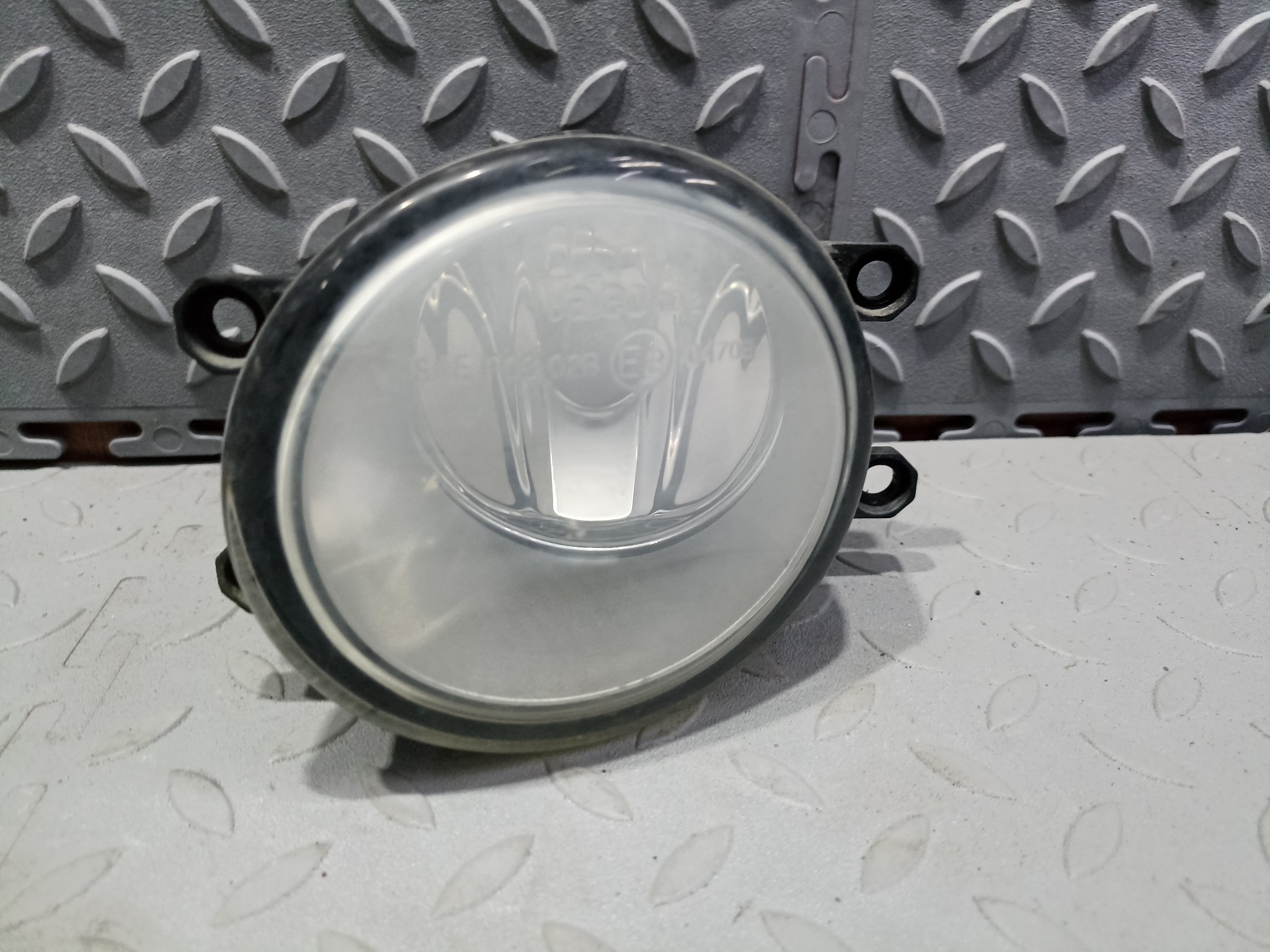 ТУМАНКА TOYOTA DAIHATSU SUBARU LEXUS SUZUKI MITSUBISHI ЛЕВАЯ 812200D040 XE392Z