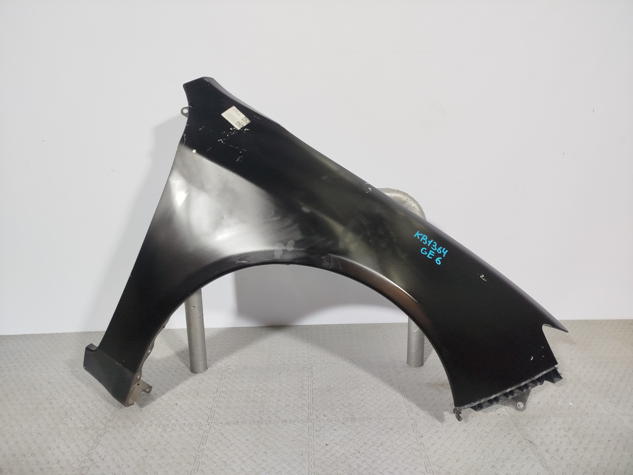 КРЫЛО SUBARU IMPREZA 57120FG0209P ПЕРЕДНЕЕ ПРАВОЕ  черный, 61K KB1364