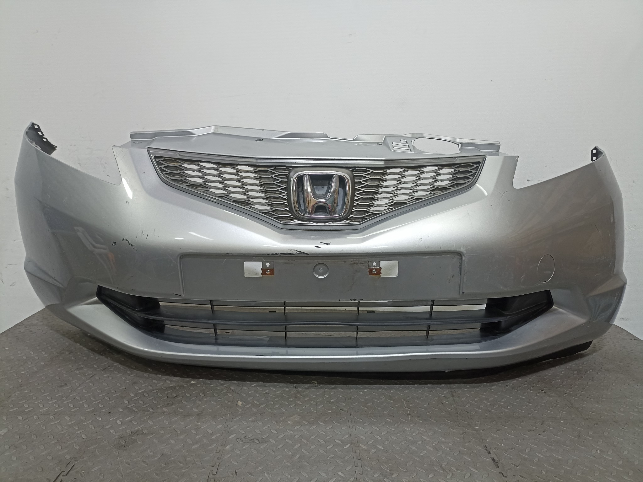 БАМПЕР HONDA FIT 04711TF0G00ZZ ПЕРЕДНИЙ серебро, NH700M KB2453