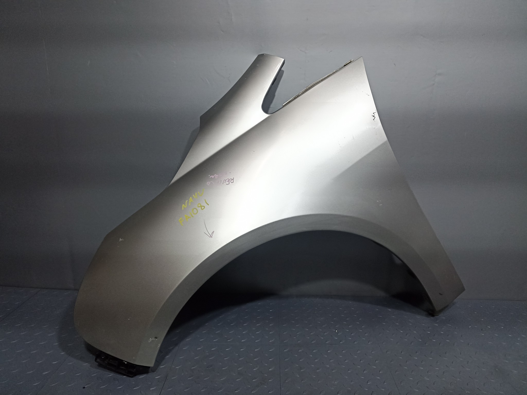 КРЫЛО MITSUBISHI GRANDIS MN150859 ПЕРЕДНЕЕ ЛЕВОЕ  серебро, A17 FA1081