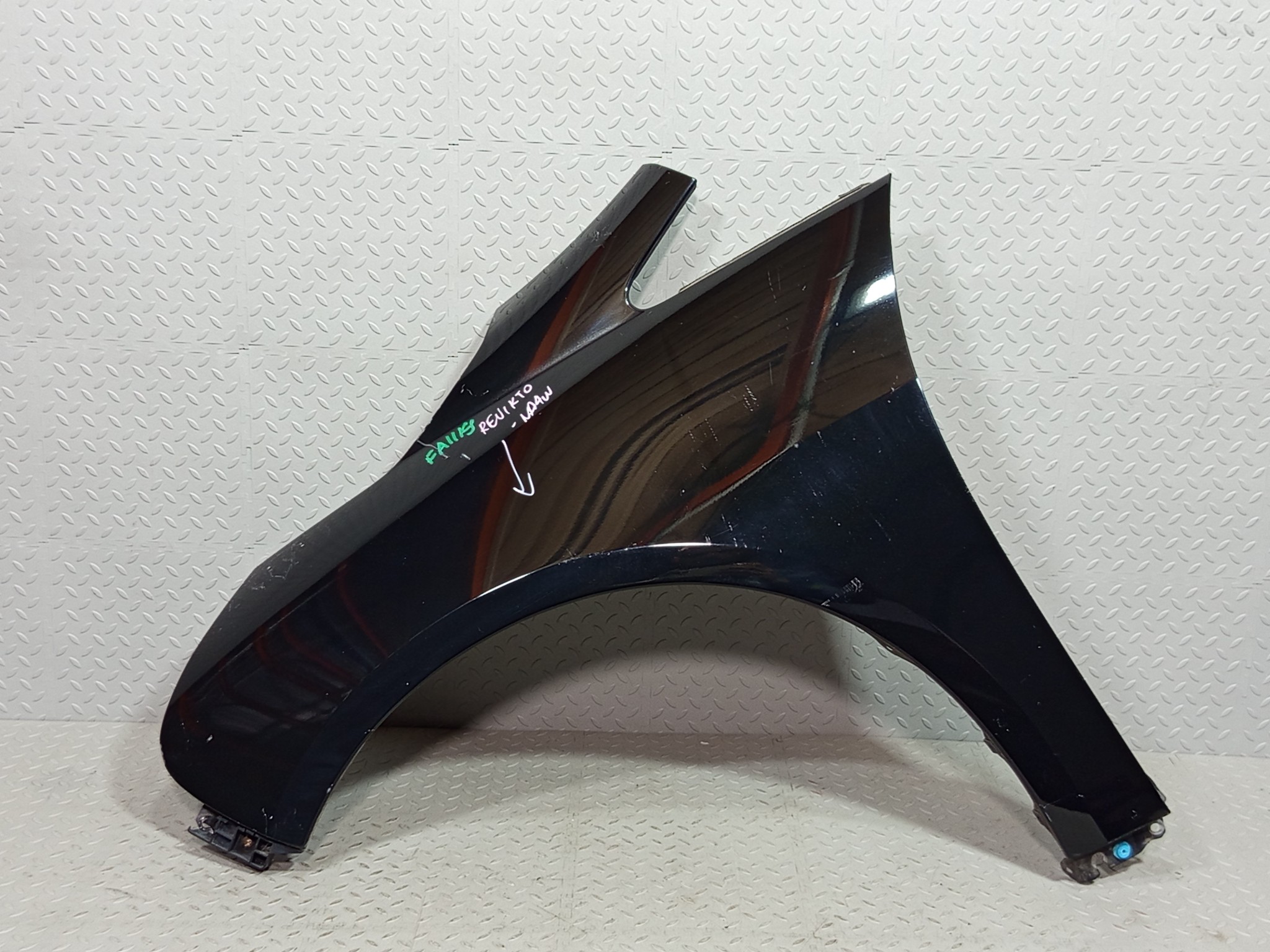 КРЫЛО MITSUBISHI GRANDIS MN150859 ПЕРЕДНЕЕ ЛЕВОЕ  черный, X08 FA1119