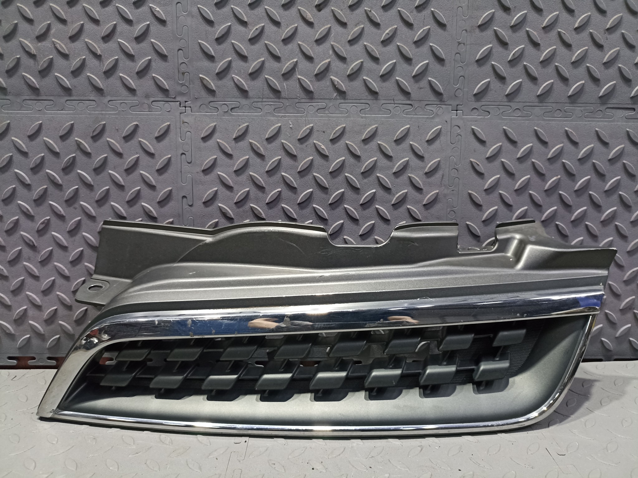 РЕШЕТКА РАДИАТОРА NISSAN ЛЕВАЯ KB813Z