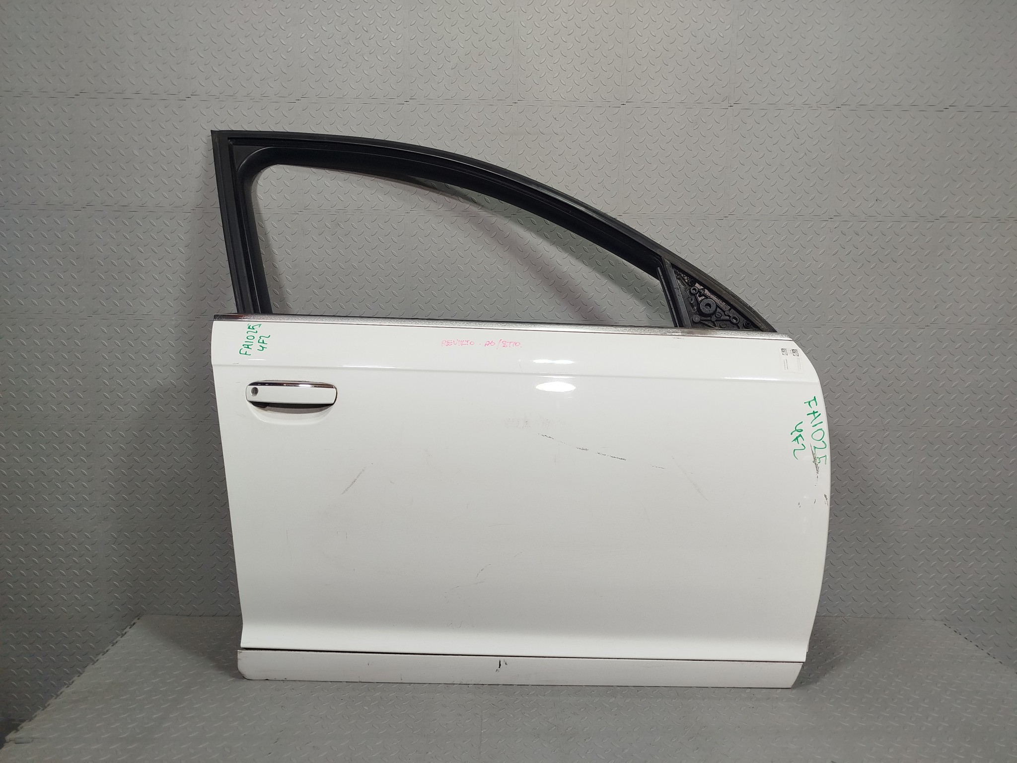 ДВЕРЬ AUDI A6 4F0831052F ПЕРЕДНЯЯ ПРАВАЯ белый FA1025