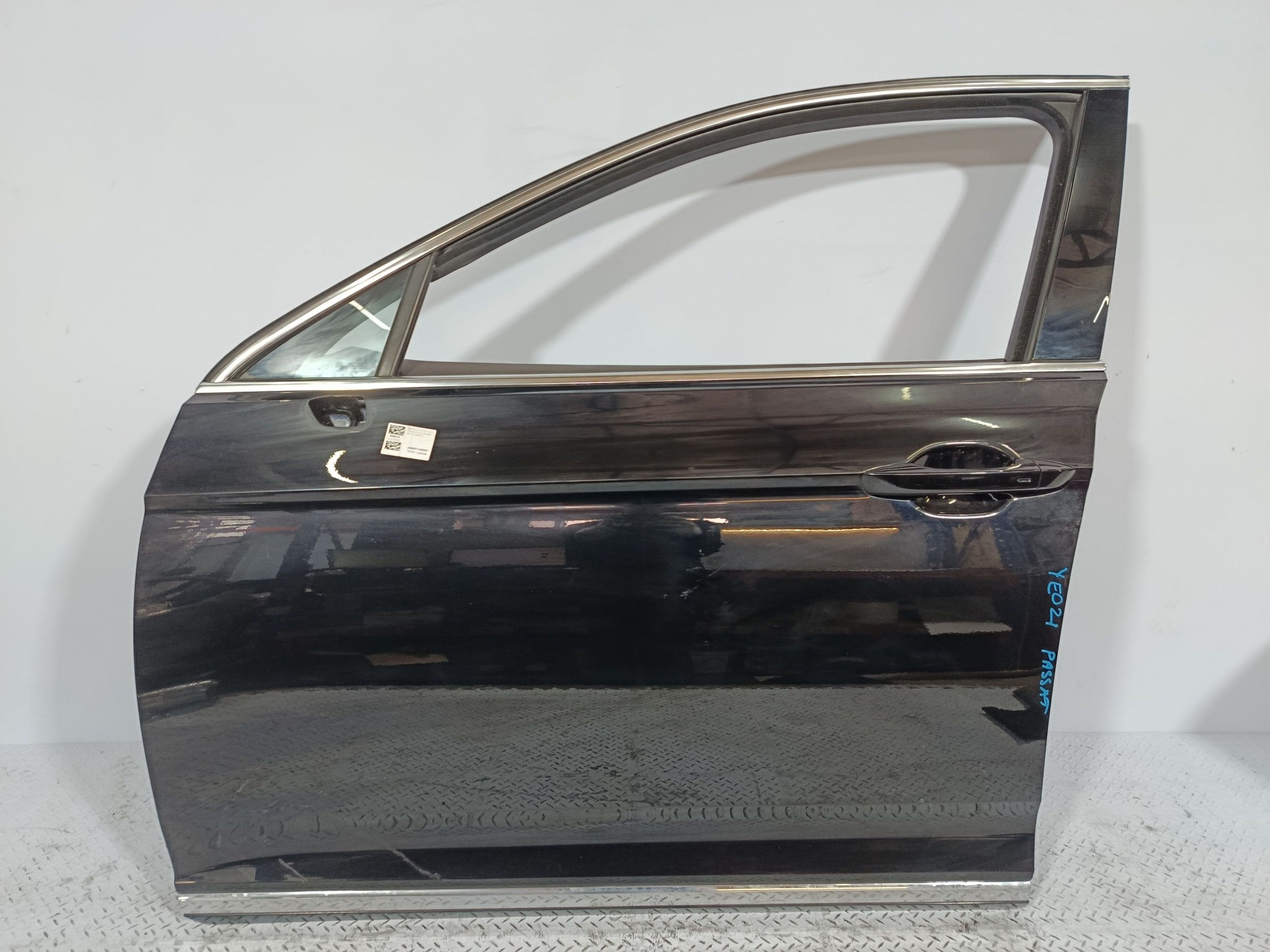 ДВЕРЬ VOLKSWAGEN PASSAT 561831055H ПЕРЕДНЯЯ ЛЕВАЯ черный, LB9Z YE021