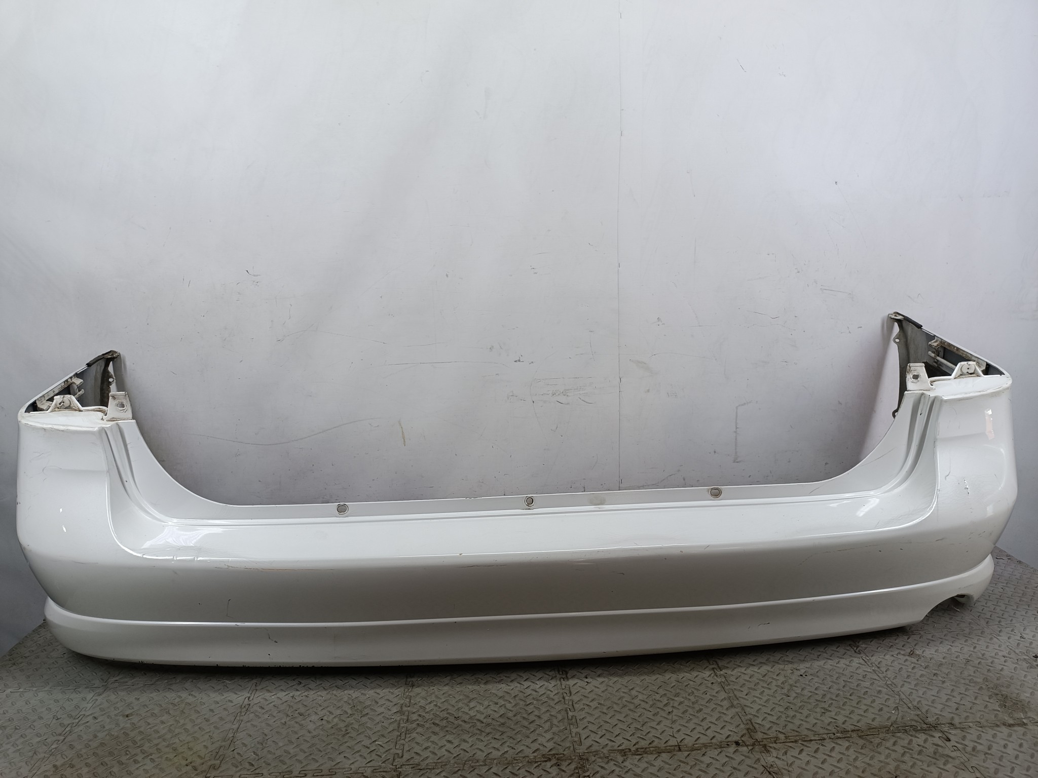БАМПЕР MAZDA MPV L09350221DAA ЗАДНИЙ  белый, 25D S4314