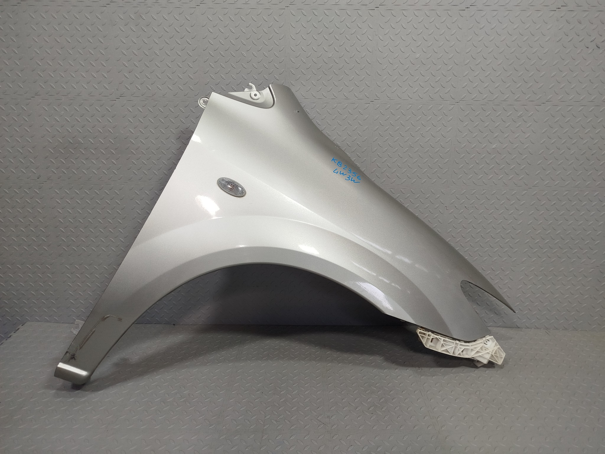 КРЫЛО MAZDA MPV L16552111A ПЕРЕДНЕЕ ПРАВОЕ  серебро, 22R KB2356