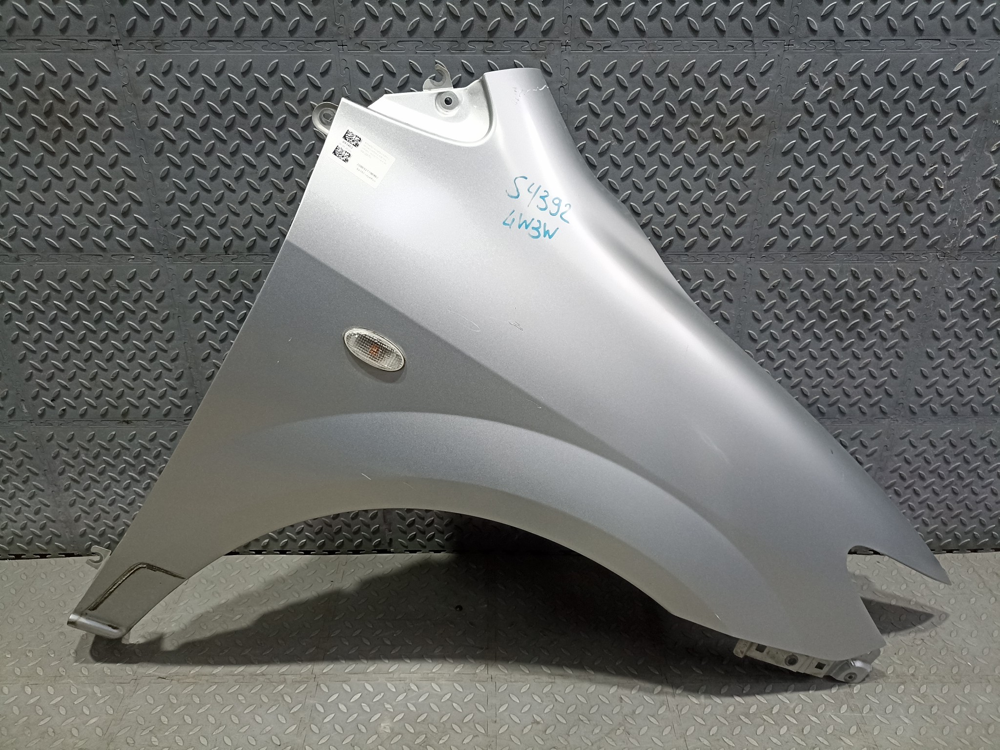 КРЫЛО MAZDA MPV L16552111A ПЕРЕДНЕЕ ПРАВОЕ  серебро, 22V S4392